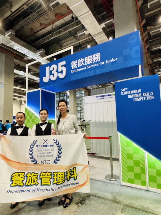 選手競賽現場結束和指導老師合影圖片