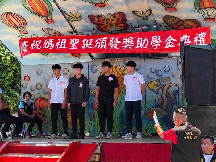 領取獎學金圖片